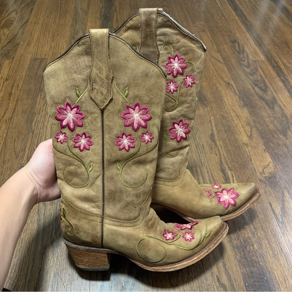 Embroidered Floral Circle G Cowgirl Boots